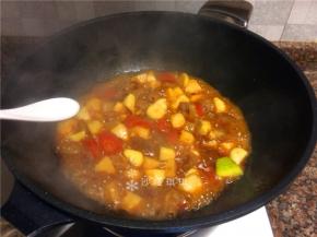 放入适量盐翻炒片刻。