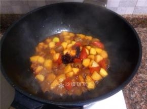 出锅前加入1勺豆瓣酱翻炒均匀即可出锅。