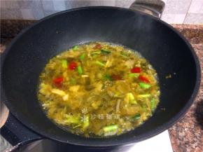 倒入一大碗清水煮开。