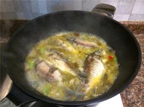 放入鲫鱼煮5分钟。