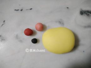 主材料，拌匀后揉光滑。分出两个5克的面团，一个揉入多一些的红曲粉，形成深红面团。叧一个揉入少一些的红曲粉，形成浅粉面团。再分出2克面团，揉入竹炭粉。剩下的面团，揉入南瓜粉，形成南瓜面团。