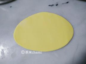 南瓜面团排气好后，平均分成每个40克的剂子，擀成5mm的面片。