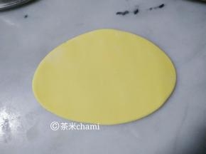 南瓜面团排气好后，平均分成每个40克的剂子，擀成5mm的面片。