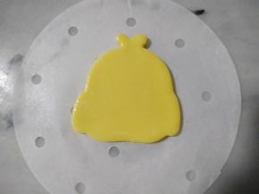 然后放底下的那一片，抹上薄油。