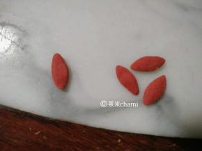 接着深红面团，搓成如枸杞般的大小。