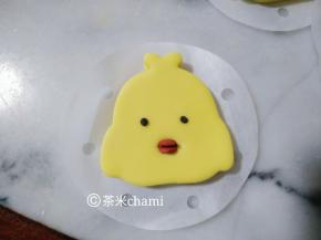 红面团放在嘴巴的位置，用牙签中间一压，形成小嘴。竹炭粉面团搓两个小圆当眼睛。