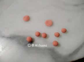 浅粉面团，先搓出小圆后，压扁，就是腮红了。