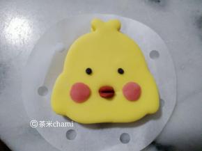 抹水贴上去。
室温发酵一小时后，发有1.5倍大，有轻盈感，就可以蒸了，蒸十分钟。