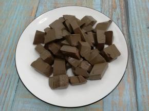 焯好的鸭血捞出装入盘中