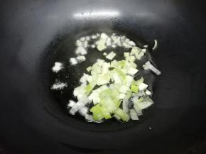 锅里加入适量的油，烧到七成热时，把葱姜蒜放入锅中炒香