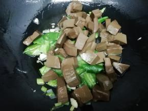 再放入鸭血，翻炒均匀