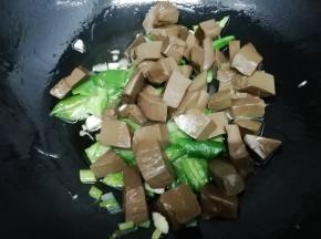 再放入鸭血，翻炒均匀