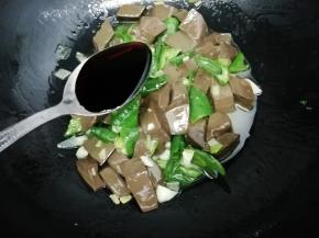 放入生抽翻炒三分钟左右即可关火，然后再加入鸡精，炒均匀