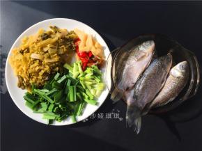 准备材料，将鲫鱼去鳞洗净抹上料酒腌制一会儿。配菜切成如图所示。