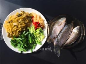 准备材料，将鲫鱼去鳞洗净抹上料酒腌制一会儿。配菜切成如图所示。