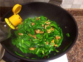 倒入适量生抽翻炒片刻。