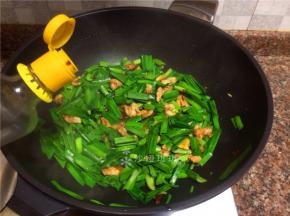 倒入适量生抽翻炒片刻。