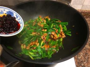 放入老干妈风味豆豉翻炒均匀即可出锅。