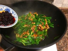 放入老干妈风味豆豉翻炒均匀即可出锅。