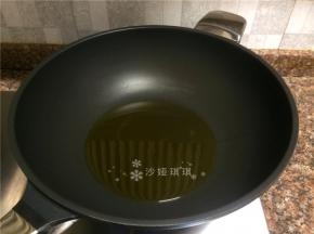 热锅倒油烧至八成热。