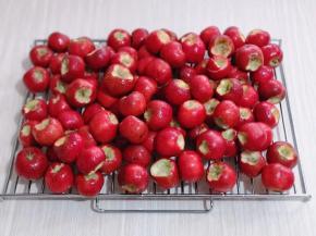 之后用水果刀将根部挖干净！依次挖好，放烤网上淋干水分，如图。