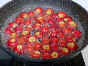 将山楂倒入沸水锅中，大火煮2-3分钟即可！