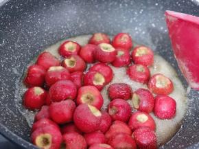 倒入处理好的山楂，关火，开始翻炒，直到糖霜挂满山楂停止！