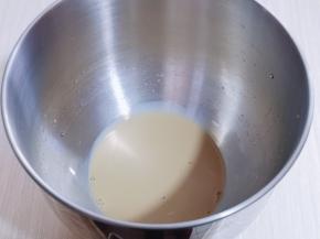 提前将咖啡粉加入开水冲成液体，倒入厨师机桶中！