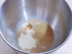 加入玉米油，奶粉，鸡蛋，盐，白砂糖！