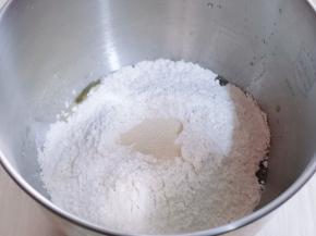 再加入面粉，酵母粉！准备开始和面。