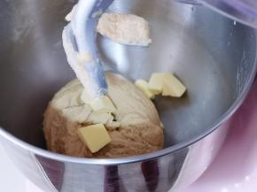 10分钟后面团处于扩展阶段，这时加入室温软化的黄油！