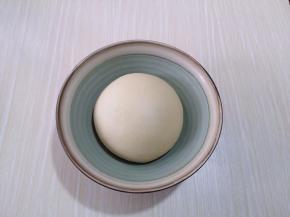 将面团取出盖上保鲜膜进行发酵。