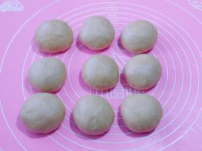 将面团取出排气，分割9等份，盖上保鲜膜醒15分钟！