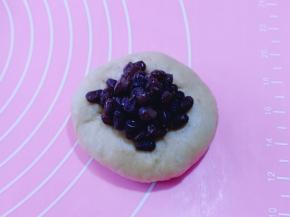 取一块面团，用擀面饼，加入红豆，如包包子的手法包起来！依次包完！