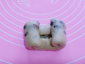 从两端往中间卷，如图！