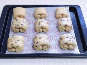 做好的面包卷，放入垫有油纸的烤盘中，并间隔距离！入烤箱进行二次发酵，发酵至明显变大！