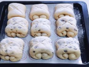 取出烤盘用锋利的刀出差，再筛上一层高粉！（这时将烤箱预热175度预热5分钟）

