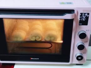 上下管175°烤18-20分钟，温度及时间仅供参考！具体请根据自家烤箱性能另定！（注意观察颜色，发现上色后立即加盖一张锡纸）