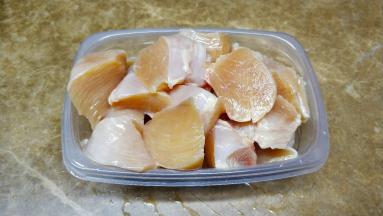 鸡胸肉洗干净切块