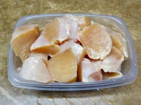 鸡胸肉洗干净切块
