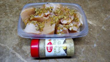 放入柠檬黑椒调料和生粉拌均匀，腌半小时