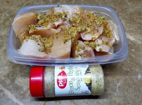 放入柠檬黑椒调料和生粉拌均匀，腌半小时