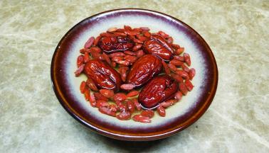 红枣枸杞浸泡干净