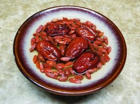 红枣枸杞浸泡干净