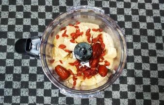 将腌好的鸡胸肉、红枣枸杞放入汉美驰料理机里