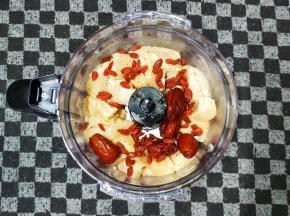 将腌好的鸡胸肉、红枣枸杞放入汉美驰料理机里