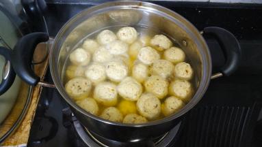 鸡胸肉丸浮起来后关火，完成