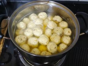 鸡胸肉丸浮起来后关火，完成