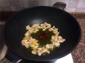 放入1勺豆瓣酱翻炒出香味。