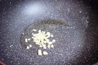 原锅倒入适量的食用油烧热，放入蒜末炒出香味